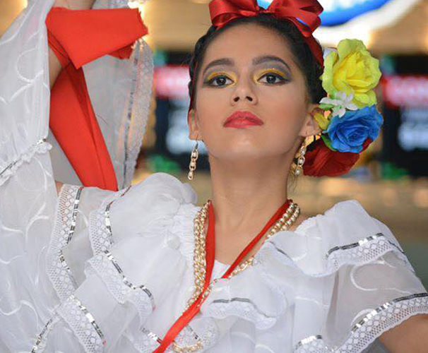 MÓNICA LINDO .
